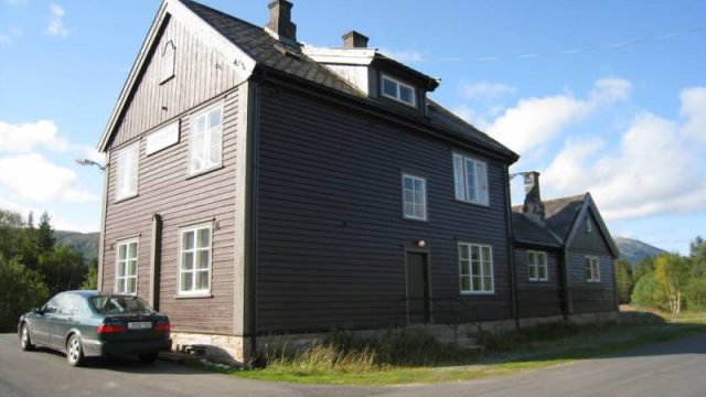Bilde av stasjonsbygning ved Lesjaverk stasjon