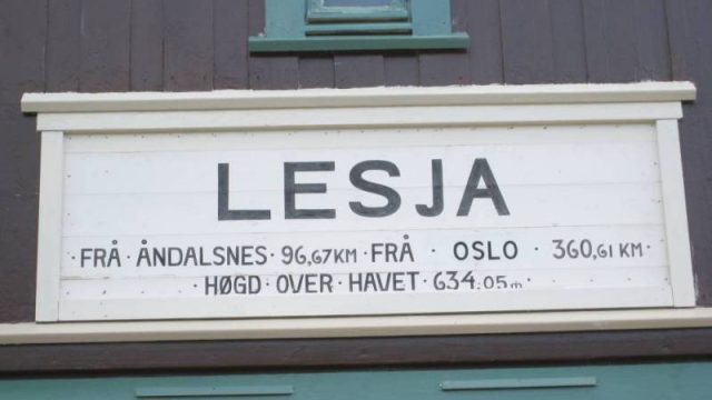 Bilde av stasjonsskilt ved Lesja stasjon
