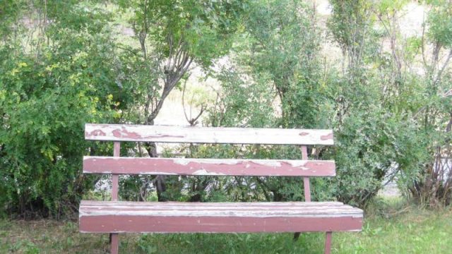 Bilde av utebenk i parken ved Lesja stasjon