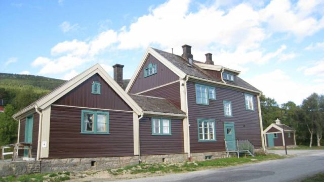 Bilde av stasjonsbygningen ved Lesja stasjon