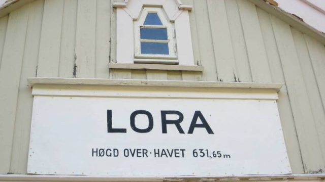 Bilde av skilt Lora stasjon