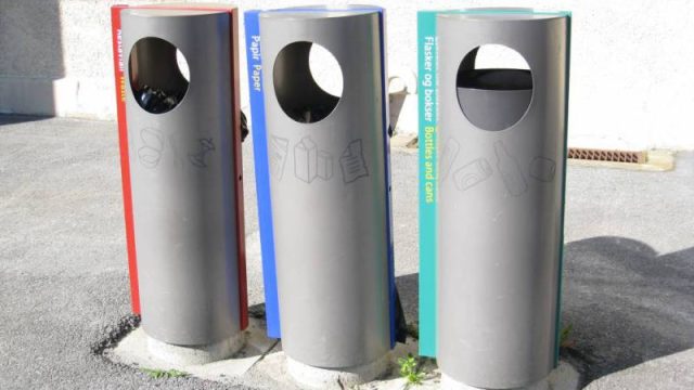 Dombås stasjon, kildesortering av søppel (Fotograf: Dagmar Buen © Fylkesarkivet i Oppland). Bilde søppeldunker kildesortering Dombås stasjon