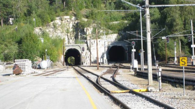 Dombås stasjon. Tunnellen til venstre tilhører Raumabanen, til høyre Dovrebanen (Fotograf: Dagmar Buen © Fylkesarkivet i Oppland). Bilde tunnellene Dombås stasjon