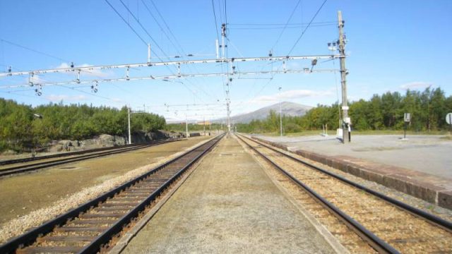 Hjerkinn stasjon, sporområdet nordover (Fotograf: Dagmar Buen © Fylkesarkivet i Oppland). Bilde sporområdet nordover Hjerkinn stasjon