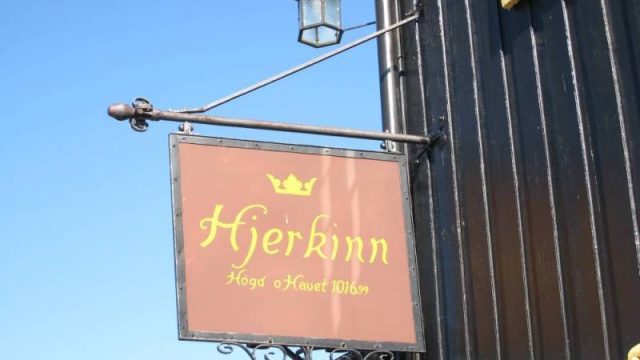 Hjerkinn stasjon, stasjonsskiltet (Fotograf: Dagmar Buen © Fylkesarkivet i Oppland). Bilde stasjonsskilt Hjerkinn stasjon