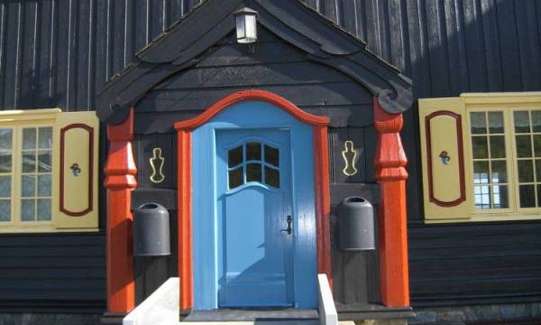 Hjerkinn stasjon, inngangspartiet (Fotograf: Dagmar Buen © Fylkesarkivet i Oppland). Bilde inngangsparti Hjerkinn stasjon