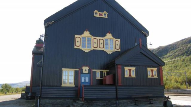 Hjerkinn stasjon, stasjonsbygningen sett fra sør. (Fotograf: Dagmar Buen © Fylkesarkivet i Oppland). Bilde av stasjonsbygningen på Hjerkinn fra sør