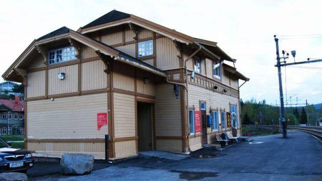 Grua stasjon (Fotograf: Solfrid Myhre, (c) Arkivnett Oppland) Bilde av stasjonsbygningen på Grua stasjon