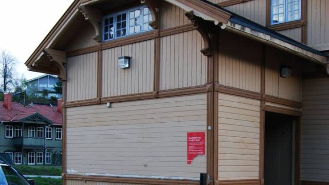 Grua stasjon (Fotograf: Solfrid Myhre, (c) Arkivnett Oppland) Bilde av stasjonsbygningen på Grua stasjon