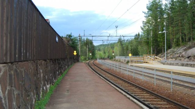 Harestua stasjon (Fotograf: Solfrid Myhre(c) Arkivnett Oppland)b Bilde av togspor Harestua stasjon