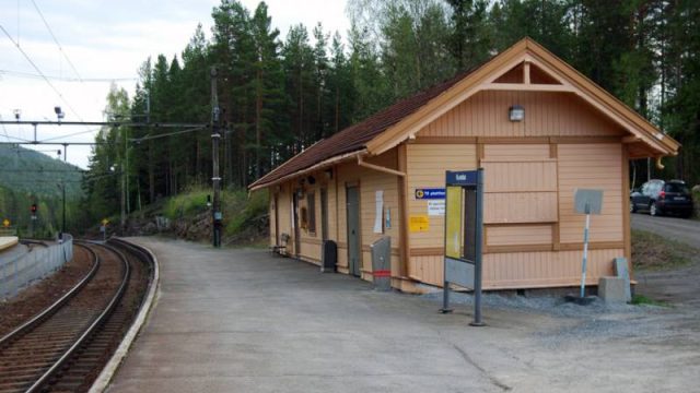 Harestua stasjon (Fotograf: Solfrid Myhre(c) Arkivnett Oppland) Bilde av bygning Harestua stasjon