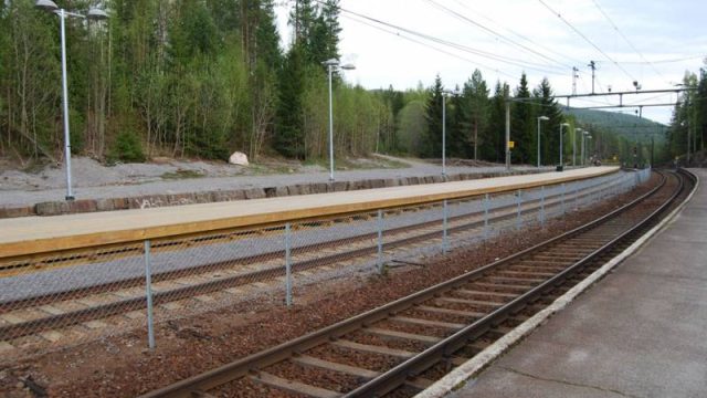 Harestua stasjon (Fotograf: Solfrid Myhre(c) Arkivnett Oppland) Bilde av togspor Harestua stasjon