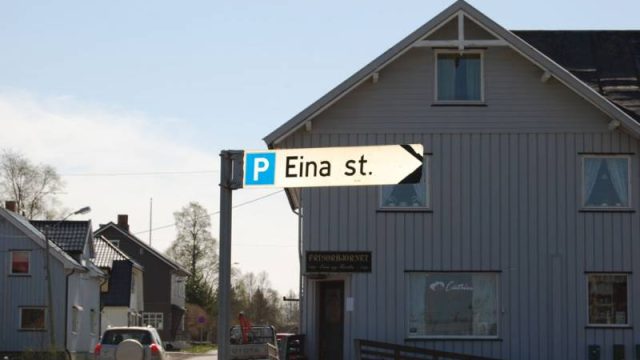 Eina stasjon 2008 (Fotograf: Solfrid Myhre, (c)Arkivnett Oppland) Bilde av skilt til parkeringsplass Eina stasjon