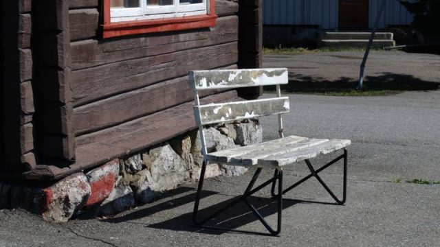 Eina stasjon 2008 (Fotograf: Solfrid Myhre, (c)Arkivnett Oppland) Bilde av sliten utebenk ved Eina stasjon i 2008