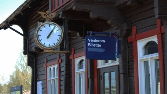 Eina stasjon 2008 (Fotograf: Solfrid Myhre, (c)Arkivnett Oppland) Bilde av stasjonsklokka ved Eina stasjon 2008