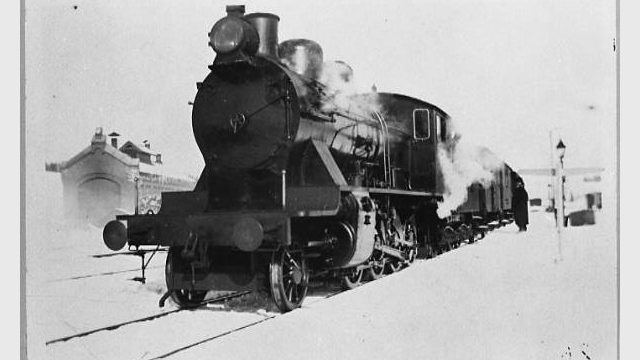 Damplokomotiv på Eina stasjon (Fotograf: ukjent, (c) Mjøsmuseet, R84/85/4) Bilde damplokomotiv Eina stasjon