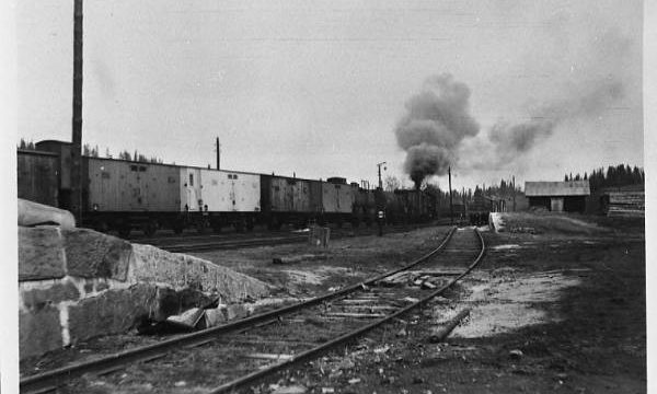 Nordre del av skiftetomta ved Eina stasjon ca 1950(Fotograf: A. Blåvarp, (c) Mjøsmuseet, R87/42/4) Bilde nordre del Eina stasjon