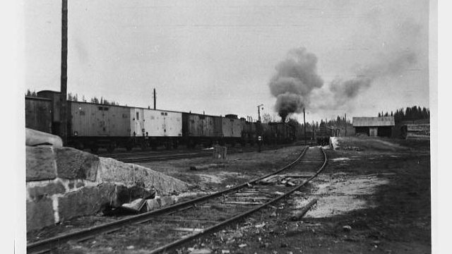 Nordre del av skiftetomta ved Eina stasjon ca 1950(Fotograf: A. Blåvarp, (c) Mjøsmuseet, R87/42/4) Bilde nordre del Eina stasjon