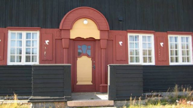 Fokstua stasjon (Fotograf: Dagmar Buen © Fylkesarkivet i Oppland). Bilde inngangsparti Fokstua stasjon