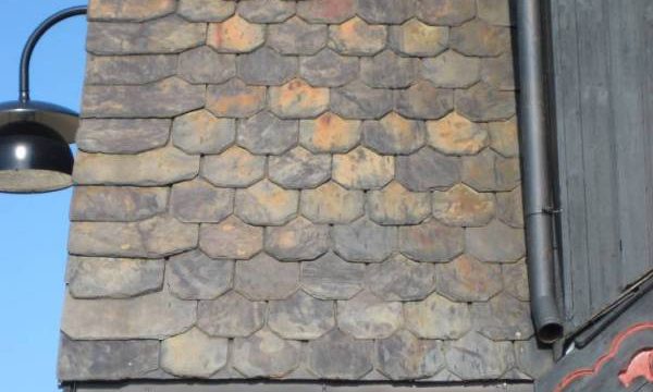 Detalj fra stasjonsbygningen, Fokstua stasjon (Fotograf: Dagmar Buen © Fylkesarkivet i Oppland). Detalj fra tak stasjonsbygg Fokstua stasjon