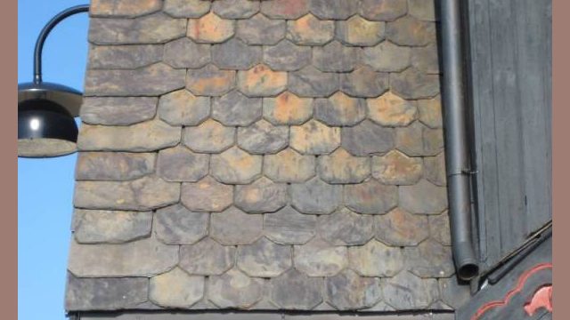 Detalj fra stasjonsbygningen, Fokstua stasjon (Fotograf: Dagmar Buen © Fylkesarkivet i Oppland). Detalj fra tak stasjonsbygg Fokstua stasjon