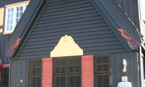 Detalj fra stasjonsbygningen, Fokstua stasjon (Fotograf: Dagmar Buen © Fylkesarkivet i Oppland). Bilde av detalj fra stasjonsbygning på Fokstua stasjon