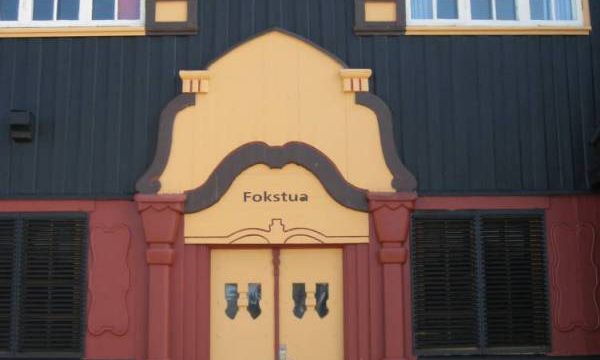 Detalj fra stasjonsbygningen, Fokstua stasjon (Fotograf: Dagmar Buen © Fylkesarkivet i Oppland). Bilde detalj stasjonsbygg Fokstua stasjon