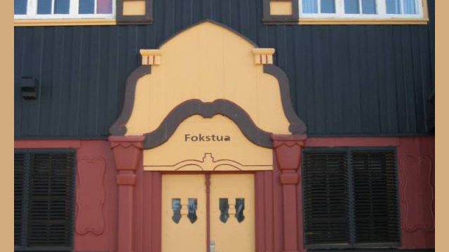 Detalj fra stasjonsbygningen, Fokstua stasjon (Fotograf: Dagmar Buen © Fylkesarkivet i Oppland). Bilde detalj stasjonsbygg Fokstua stasjon