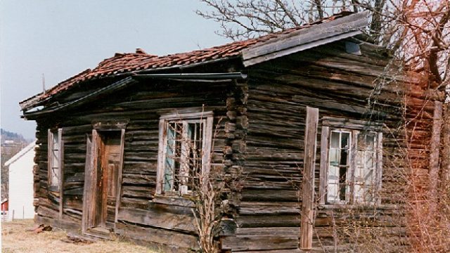 Få av stuene på de gamle husmannsplassene står fortsatt i dag. Enkelte er blitt pusset opp og utvidet for å fungere som fritidsboliger, men mange er borte. Bildet er fra Nyborg, Augedal i Gran kommune 1989. (Foto: Randsfjordmuseene) Bilde av nedslitt bygg på Nyborg, Augedal i Gran kommune 1989