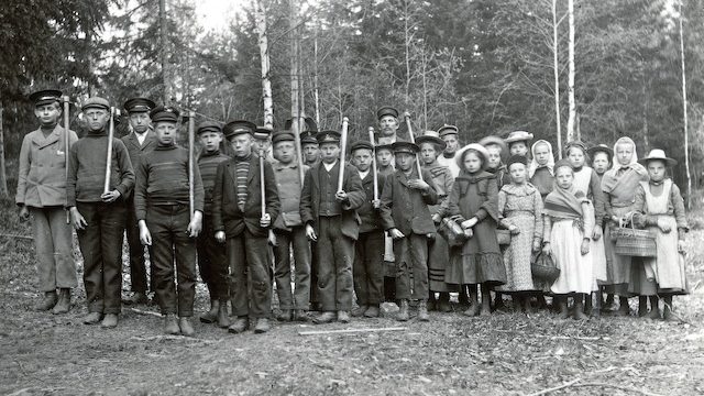 Skolebilde fra Bjørklund skolekrets. Er det noen husmannsbarn her mon tro? (Fotograf: Lars Bleken / Randsfjordmuseene avd. Hadeland Folkemuseum) Bilde av skolebarn