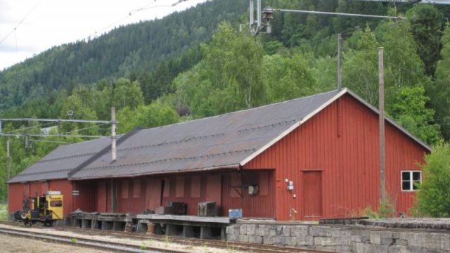 Lagerbygningen med ramper ved Fåberg stasjon (Fotograf: Dagmar Buen © Fylkesarkivet i Oppland) Bilde Lagerbygningen med ramper ved Fåberg stasjon