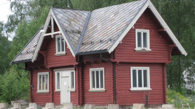 Godshuset ved Fåberg stasjon (Fotograf: Dagmar Buen © Fylkesarkivet i Oppland) Bilde Godshuset ved Fåberg stasjon