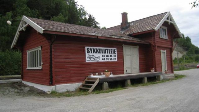 Fåvang stasjon, godshuset med lasterampe. (Fotograf: Dagmar Buen © Fylkesarkivet i Oppland). Bilde av godshuset Fåvang stasjon