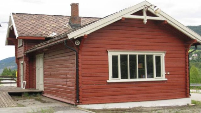 Fåvang stasjon (Fotograf: Dagmar Buen © Fylkesarkivet i Oppland). Bilde av stasjonsbygg Fåvang stasjon