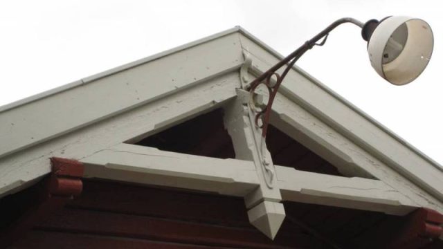 Fåvang stasjon (Fotograf: Dagmar Buen © Fylkesarkivet i Oppland). Bilde av utelampe Fåvang stasjon