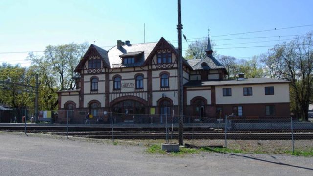 Gjøvik stasjon (Fotograf: Solfrid Myhre, (c)Arkivnett Oppland) Bilde av stasjonsbygningen på Gjøvik stasjon