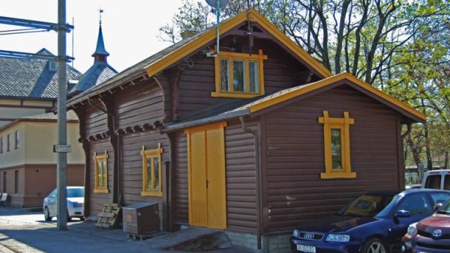 Gjøvik stasjon (Fotograf: Solfrid Myhre, (c)Arkivnett Oppland) Bilde av bygning ved Gjøvik stasjon