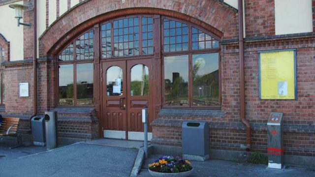 Gjøvik stasjon (Fotograf: Solfrid Myhre, (c)Arkivnett Oppland) Bilde av inngangsparti ved Gjøvik stasjon