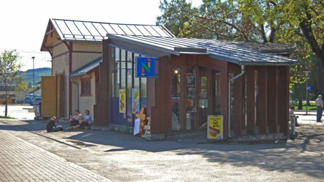 Stasjonskiosken på Gjøvik stasjon (Fotograf: Solfrid Myhre, (c)Arkivnett Oppland) Bilde av stasjonskiosken ved Gjøvik stasjon