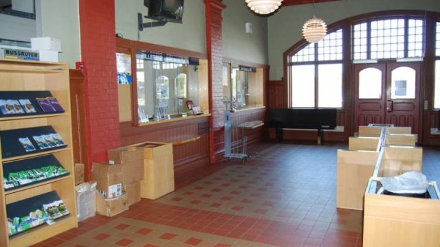 Gjøvik stasjon (Fotograf: Solfrid Myhre, (c)Arkivnett Oppland) Bilde av venterom Gjøvik stasjon