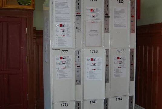 Gjøvik stasjon (Fotograf: Solfrid Myhre, (c)Arkivnett Oppland) Bilde av låsbare skap ved Gjøvik stasjon