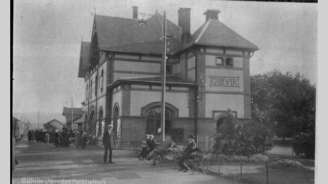 Gjøvik stasjon 1917 (Fotograf: C. Normann, (c) Mjøsmuseet, R83/69/2) Bilde av Gjøvik stasjon i 1917