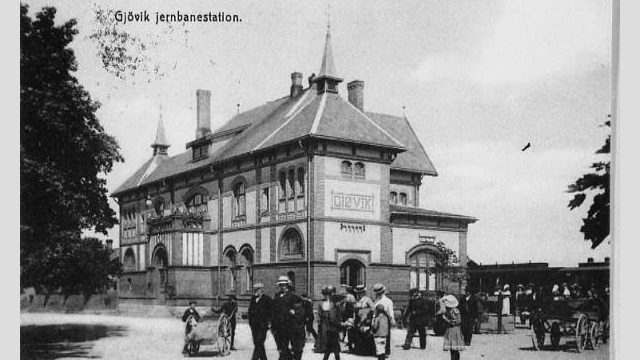 Gjøvik stasjon 1911 (Fotograf: Th. Møller, (c) Mjøsmuseet, R92/107/7) Bilde av Gjøvik stasjon i 1911