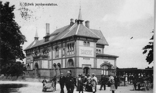 Gjøvik stasjon 1911 (Fotograf: Th. Møller, (c) Mjøsmuseet, R92/107/7) Bilde av Gjøvik stasjon i 1911