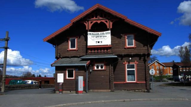 Tog på Gran stasjon (Fotograf: ukjent, Randsfjordmuseene, HF1992/19:16) Bilde av stasjonsbygning på Gran stasjon