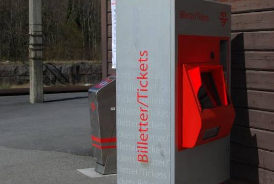 Tog på Gran stasjon (Fotograf: ukjent, Randsfjordmuseene, HF1992/19:16) Bilde av billettautomat på Gran stasjon