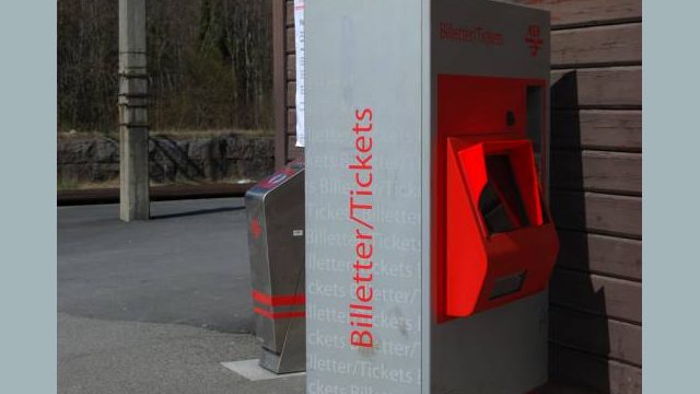 Tog på Gran stasjon (Fotograf: ukjent, Randsfjordmuseene, HF1992/19:16) Bilde av billettautomat på Gran stasjon