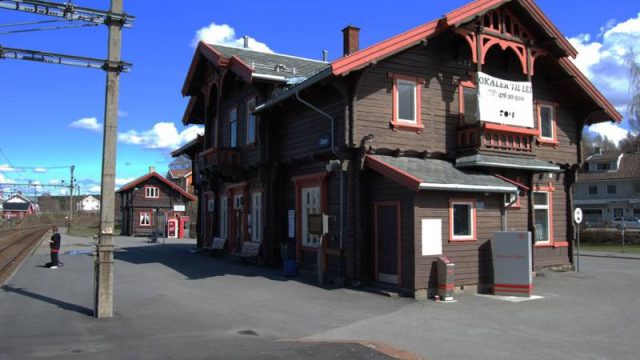 Tog på Gran stasjon (Fotograf: ukjent, Randsfjordmuseene, HF1992/19:16) Bilde stasjonsbygning på Gran stasjon