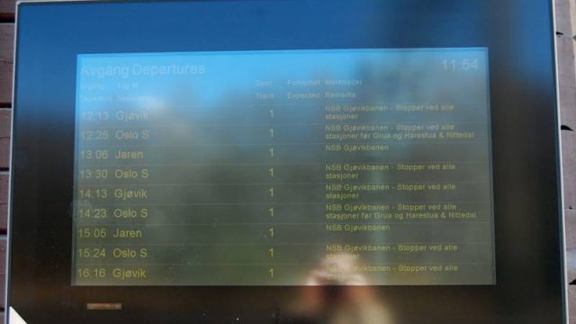 Tog på Gran stasjon (Fotograf: ukjent, Randsfjordmuseene, HF1992/19:16) Bilde av digital oppslagstavle togtider