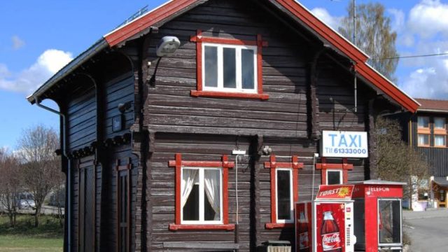 Tog på Gran stasjon (Fotograf: ukjent, Randsfjordmuseene, HF1992/19:16) Bilde av bygg på Gran stasjon